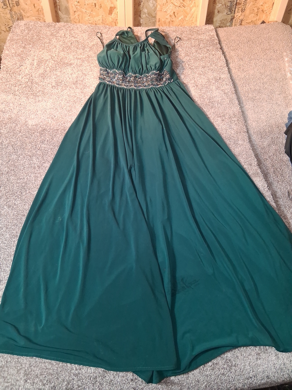 R&M Richards Emerald Green Formal Gown Size 6 Sequin Evening Dress Elegeant Prom